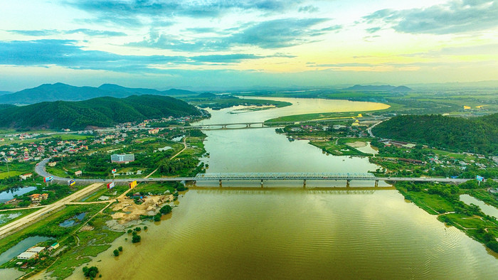 Cầu Bến Thủy bắc qua sông Lam   nối TP. Vinh bờ Bắc và tỉnh Hà Tĩnh bờ Nam. Ảnh: Sách Nguyễn
