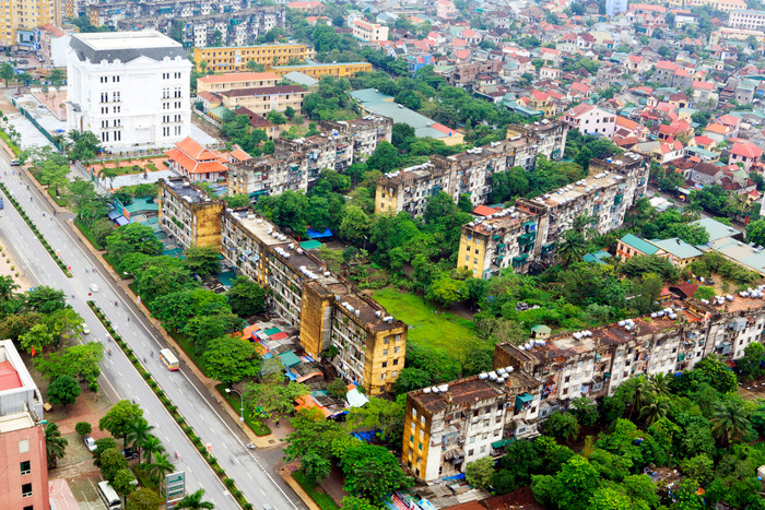 Đường Quang Trung với chung cư cũ nằm lọt giữa những tán rừng xanh. Ảnh: Sách Nguyễn