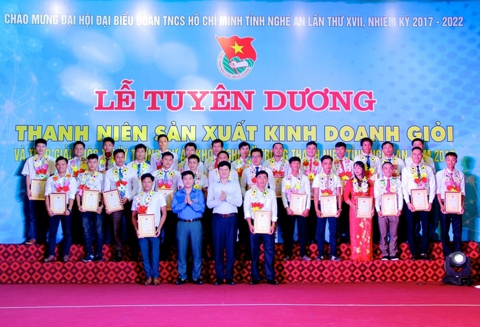 Trần Văn Tuấn (thứ hai từ trái sang, hàng thứ 2) tại buổi lễ tuyên dương thanh niên sản xuất kinh doanh giỏi. Ảnh: Mỹ Nga