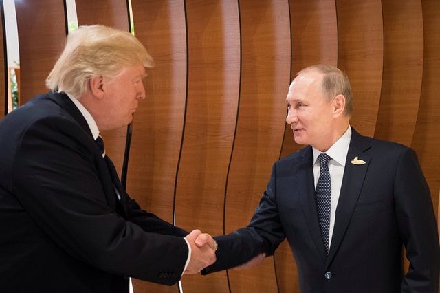 Tổng thống Mỹ Donald Trump và Tổng thống Nga Vladimir Putin lần đầu gặp mặt. Ảnh: Reuters.