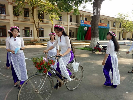 Em Trần Thị Nhung (đi xe đạp) vui chơi cùng bạn bè trong những ngày ở trường. Ảnh: Vinh Tâm