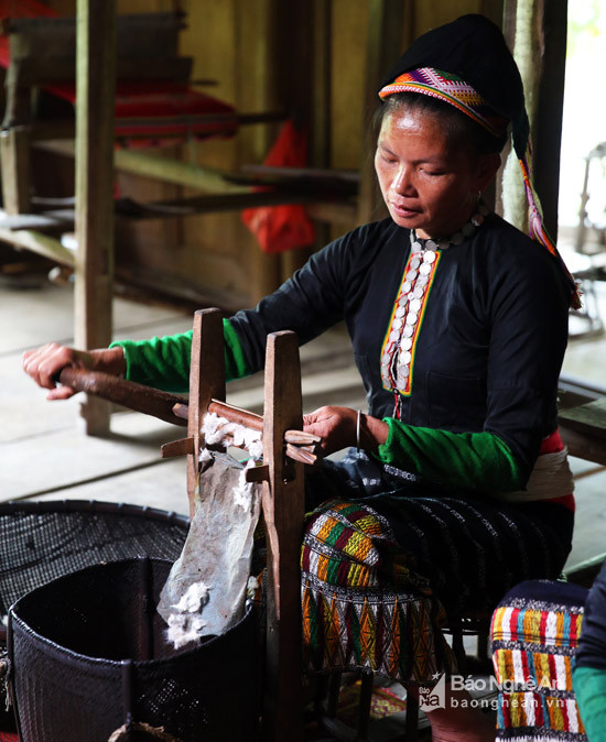 Nghề dệt thổ cẩm của đồng bào Thái ở Mường Đán chủ yếu do phụ nữ đảm trách. 