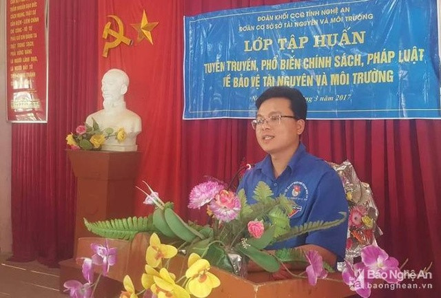 Anh Nguyễn Minh Thắng thường xuyên kết hợp với tổ chức Đoàn cơ sở tổ chức các buổi tuyên truyền phổ biến pháp luật về bảo vệ môi trường.