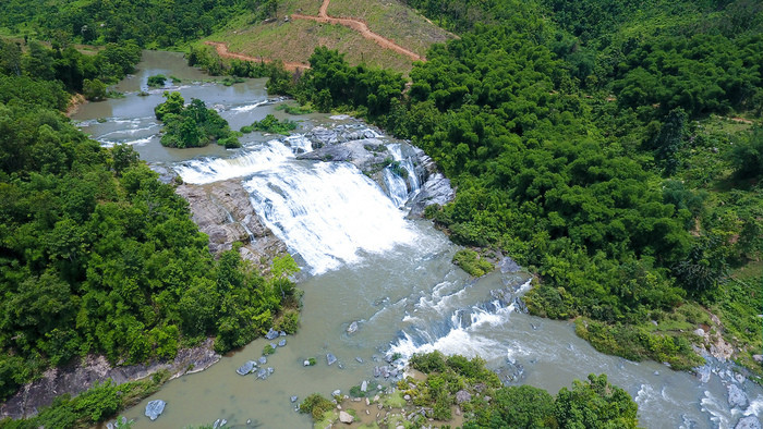 Ở miền Tây Nghệ An, thác Xao Va là điểm nhấn quan trọng trong không gian du lịch của huyện Quế Phong. Ảnh: Sách Nguyễn