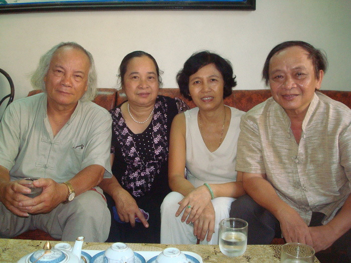 Vợ chồng nhà thơ Hoàng Cát (trái) và vợ chồng nhà thơ Ngô Minh.