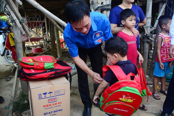 Đoàn thanh niên Khối Các cơ quan tỉnh tặng quà học sinh xóm vạn chài Cửa Tiền (TP. Vinh). Ảnh ĐKCCQT