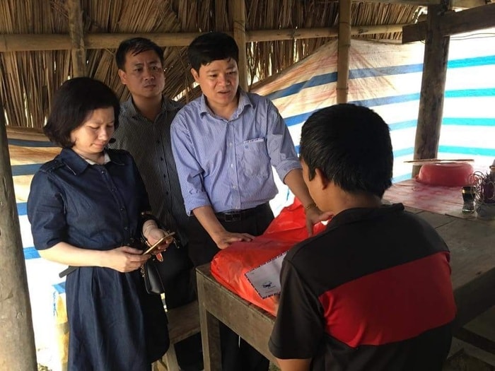 Lãnh đạo công an huyện Anh Sơn thăm, tặng quà hộ nghèo trên địa bàn.
