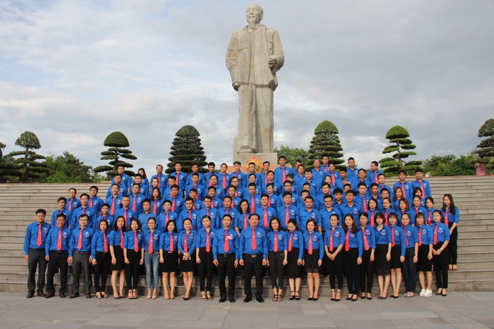 Thành kính dâng lẵng hoa tươi lên anh linh Chủ tịch Hồ Chí Minh, các đại biểu Đoàn khối các cơ quan tỉnh bày tỏ lòng biết ơn vô hạn đối với công lao to lớn của Chủ tịch Hồ Chí Minh - vị lãnh tụ thiên tài của Đảng ta, nhân dân ta, nhà hoạt động lỗi lạc của phong trào cộng sản và công nhân quốc tế.