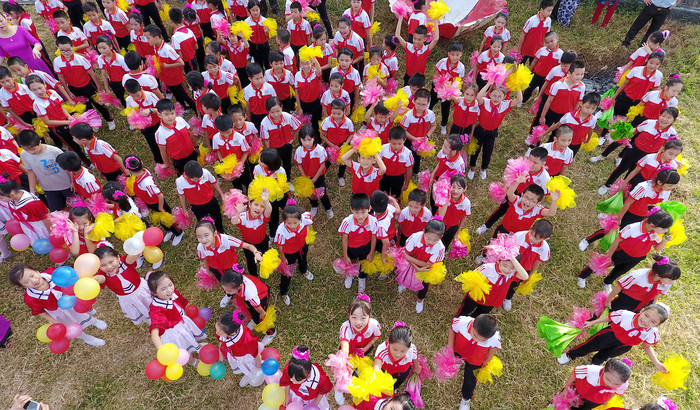 Các em học sinh tiểu học tham gia lễ khai mạc. Ảnh: Sách Nguyễn