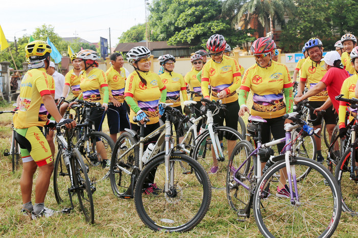 Các VĐV CLB xe đạp của phường tham gia lễ khai mạc. Ảnh: Sách Nguyễn