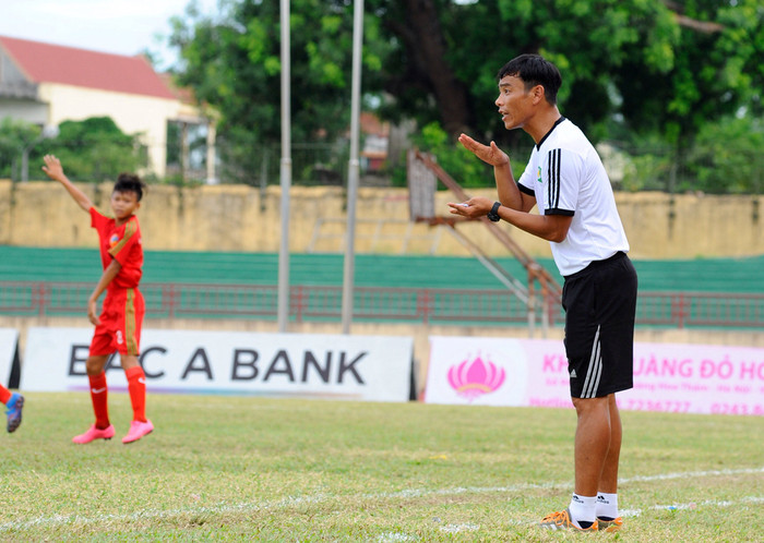 Ngoài sân, HLV Nguyễn Huy Hoàng liên tục nhắc nhở các cầu thủ chơi nhiệt, pressing ngay trên phần sân đối phương.