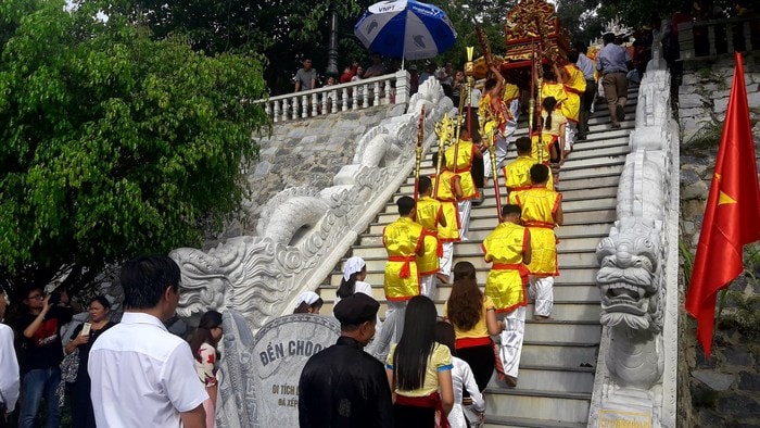 Hàng ngàn người dân đến tham dự lễ hội Đền Choọng. Ảnh: Phan Giang