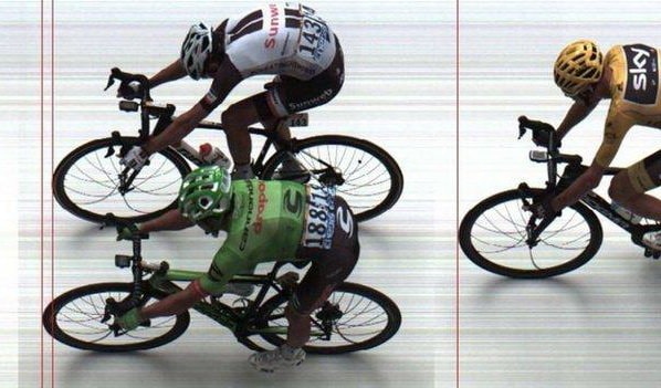 ​11 tay đua gặp nạn ở chặng 9 Tour de France