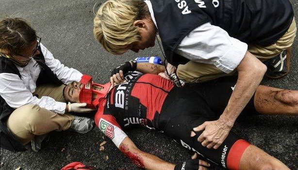 ​11 tay đua gặp nạn ở chặng 9 Tour de France