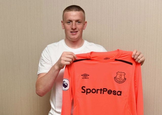 Thủ thành Pickford trong buổi lễ ký hợp đồng với Everton.  Ảnh: Internet