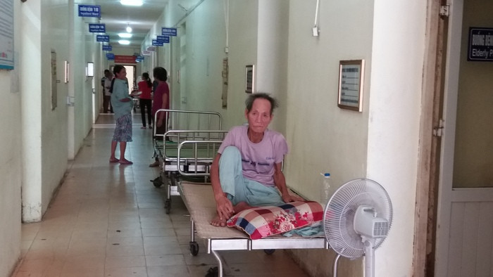 Do quá tải, Bệnh viện Ung bướu Nghệ An phải kê thêm giường bệnh ngoài hành lang. Ảnh: P.V