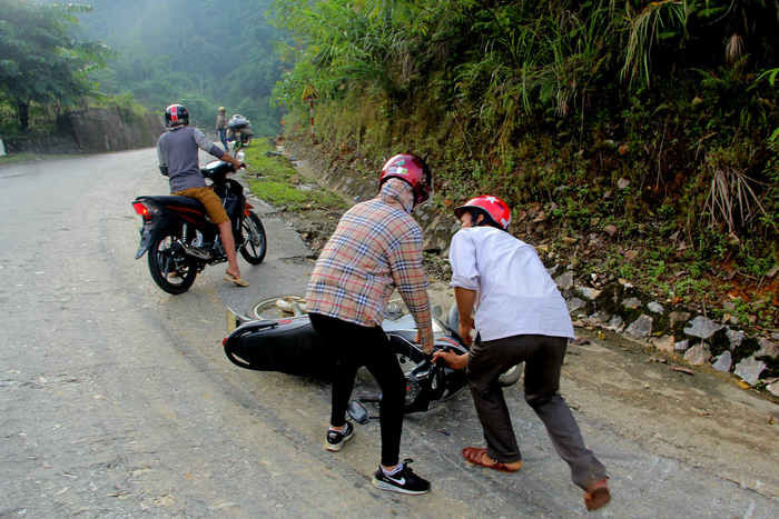 Một người đi xe máy bị ngã khi đi trên Quốc lộ 16, đoạn Châu Kim - Châu Thôn. Ảnh: Hùng Cường