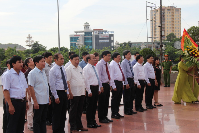 Trước khi bước vào cuộc làm việc, đoàn công tác Đài tiếng nói Việt Nam cùng lãnh đạo tỉnh Nghệ An đã đến dâng hoa lên anh linh Bác Hồ tại Quảng trường Hồ Chí Minh. Ảnh: Hoài Thu