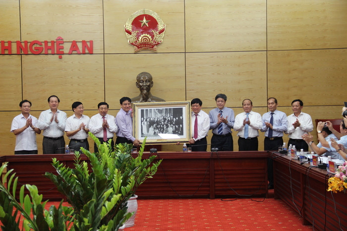 Đoàn công tác Đài tiếng nói Việt Nam tặng lãnh đạo tỉnh Nghệ An bức ảnh Bác Hồ về thăm Đài VOV. Ảnh: Hoài Thu