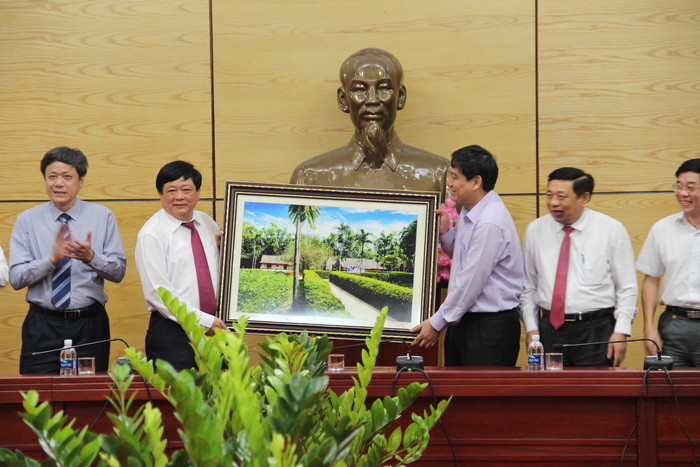Lãnh đạo tỉnh Nghệ An tặng Đoàn công tác Đài tiếng nói Việt Nam bức tranh quê hương CHủ tịch Hồ Chí Minh. Ảnh: Hoài Thu