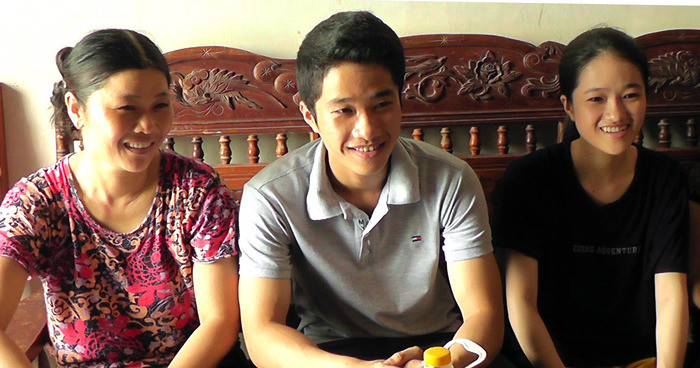 Diệu Khanh cùng mẹ và anh trai thứ hai - sinh viên năm thứ 2 Đại học Y Hà Nội. Ảnh: Phan Hiền