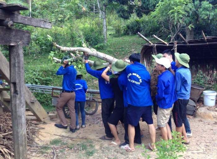 Tại đây, các sinh viên tình nguyện cùng 30 đoàn viên, thanh niên địa phương tiến hành giúp dân phát quang, san lấp cống vào Khe Cố 2 dài 500m. Ảnh: Bá Hậu