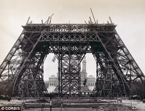 Tháp Eiffel là một trong những biểu tượng nổi tiếng thế giới. Hoàn thành ngày 31/3/1889, tháp Eiffel là công trình do con người xây dựng cao nhất thế giới (cao hơn 323m). Tháp Eiffel giữ kỷ lục này trong 41 năm.