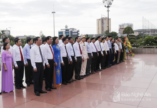 Các lãnh đạo tỉnh và đại biểu HĐND tỉnh làm lễ dang hoa. Ảnh: Đức Anh