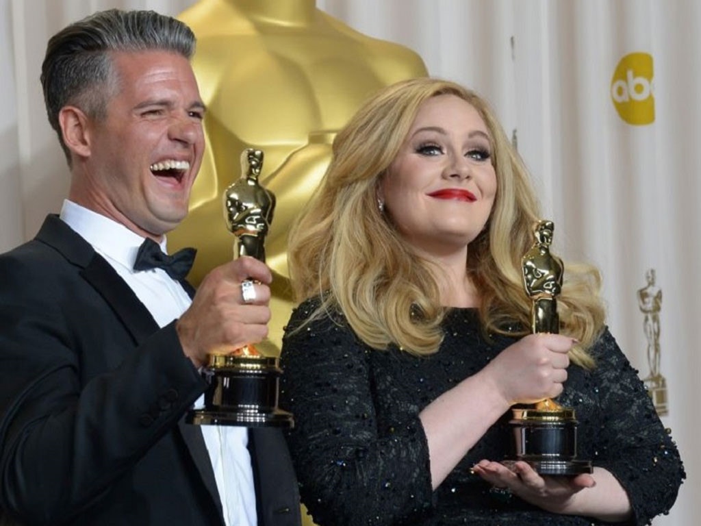 Adele nhận tượng Oscar cho ca khúc SkyfallẢNH: AFP