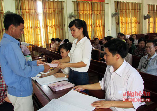 Cấp giấy chứng nhận quyền sử dụng đất cho người dân ở huyện Yên Thành. Ảnh; Tư liệu