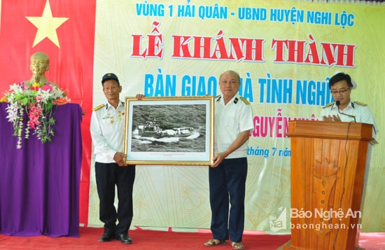 Đại diện Ban liên lạc Đoàn tàu Không số Hải quân Việt Nam tặng tranh kỷ niệm về đoàn tàu không số cho Thương binh Nguyễn Xuân Hoạt. Ảnh: Nguyễn Hải