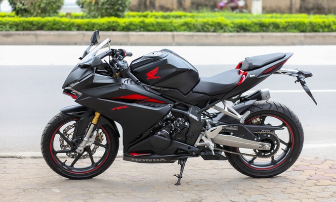 Honda CBR250RR mệnh danh là mẫu sportbike đường phố, cạnh tranh với các đối thủ như Yamaha R3, Kawasaki Ninja 300, Suzuki GSX250R hay KTM RC250.