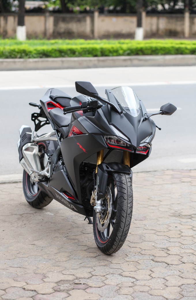 Kiểu dáng hầm hố, thiết kế của CBR250RR tiệm cận superbike. Hệ thống đèn chiếu sáng, từ đèn pha, đèn hậu cho đến đèn xi-nhan.