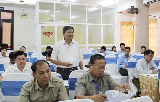 Đại biểu Hoàng Văn Hảo - Quyền Giám đốc Sở Y tế giải trình làm rõ tình trạng bội chi BHYT ở Nghệ An. Ảnh: Mai Hoa