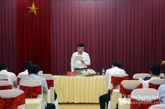 Đại biểu Đặng Thanh Tùng - Bí thư Huyện ủy, Chủ tịch HĐND huyện Anh Sơn điều hành phiên thảo luận tổ 5.