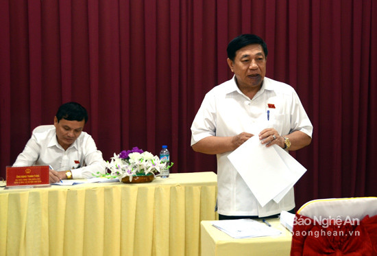 Chủ tịch UBND tỉnh Nguyễn Xuân Đường nêu rõ những thách thức để thực hiện chỉ tiêu tăng trưởng 8-9% của tỉnh. Ảnh: Thanh Sơn