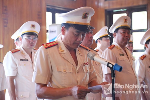 Đại tá Nguyễn Mạnh Hùng- Phó Giám đốc Công an tỉnh báo công trước anh linh Chủ tịch Hồ Chí Minh. Ảnh: Minh Khôi.