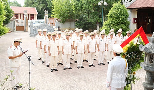 Cùng ngày, đoàn cũng đã đến dâng hương, dâng hoa tưởng niệm đồng chí Trần Quốc Hoàn  nguyên Ủy viên Bộ Chính trị, nguyên Bộ trưởng Bộ Công an tại xã Nam Trung, huyện Nam Đàn. Ảnh: Minh Khôi. 