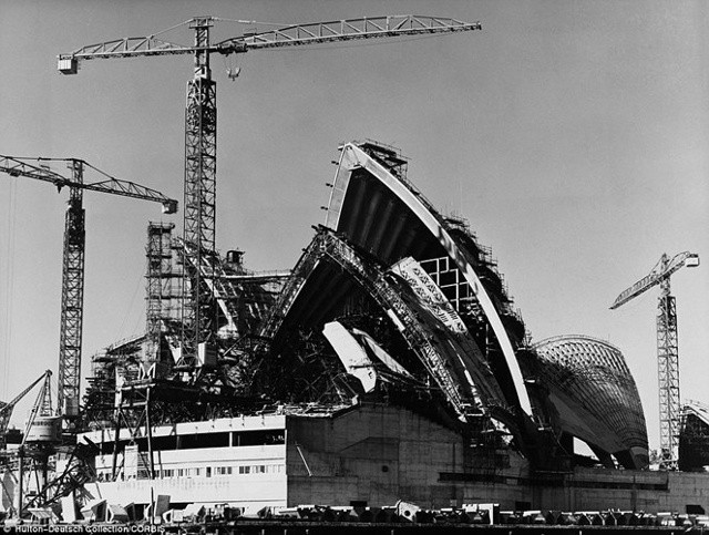 Công trình khởi công vào tháng 3/1953 và dự kiến hoàn thành sau 10 năm là năm 1963. Nhưng do nhiều lý do khách quan và chủ quan, công trình bị chậm tiến độ đến 10 năm và chính thức hoàn thành vào năm 1973. Hình ảnh Nhà hát Opera Sydney ở Australia trong quá trình xây dựng. Chi phí xây dựng công trình nổi tiếng thế giới là khoảng 92 triệu USD.