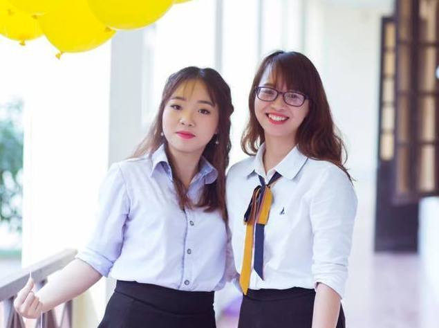 Khánh Ly (bên trái) cùng với bạn trong những ngày học tại Trường THPT chuyên Phan Bội Châu. Ảnh:NVCC