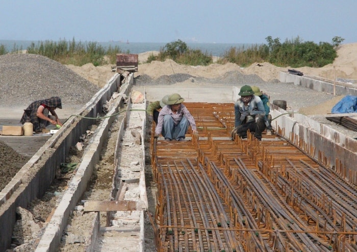Đẩy mạnh sản xuất kinh doanh, hỗ trợ doanh nghiệp là một giải pháp quan trọng  tăng thu ngân sách. Ảnh: Xây dựng bến số 5 số 6 cảng Cửa Lò. Ảnh minh họa