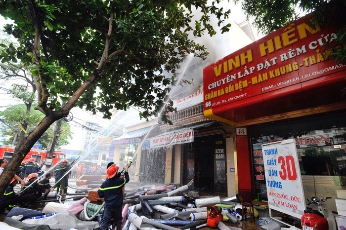 Lực lượng chức năng vào cuộc dập đám cháy. Ảnh: Thành Cường