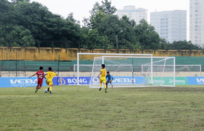 Pha phản công sắc bén của U13 Phú Nhuật HCM về phía khung thành của U13 SLNA. Rất tiếc là pha phải công  