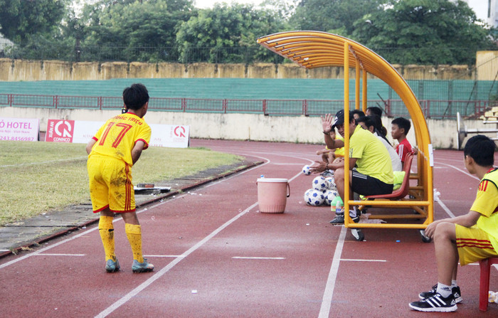 Mỗi khi được thay ra sân, HLV Nguyễn Huy Hoàng yêu cầu các cầu thủ tiến về chào BHL và các cầu thủ đội khách. Đây là hành động rất đẹp mắt tại giải đấu năm nay của các cầu thủ U13 SLNA. Ảnh: Cảnh Nam