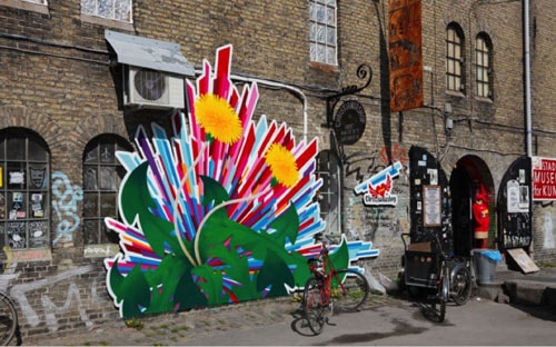 Thị trấn tự do Christiania, thành lập năm 1971, có 850 người sinh sống, nằm trong quận Copenhagen của Christianshavn. Đây là một trong những trường hợp tuyên bố chủ quyền thành công khi các nhà chức trách Đan Mạch thông qua quyền tự trị cho thị trấn này. Biểu diễn nghệ thuật, yoga, thiền là những hoạt động phổ biến ở Christiania. Ma túy làm từ cây dầu gai được mua bán công khai. Khách thăm quan đên đây sẽ ngạc nhiên trước những bức tường và kiến trúc có phần khác thường của thị trấn.