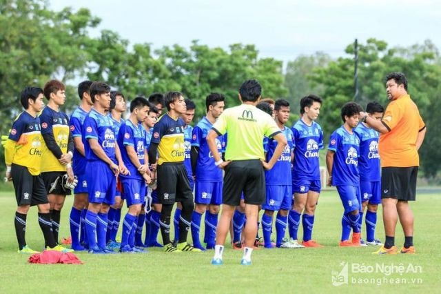 Phóng viên của tạp chí danh tiếng Fourfourtwo Thái Lan tiết lộ điểm yếu của đội nhà nằm ở hàng tiền đạo và tự tin về hàng tiền vệ của U22 Thái Lan - Ảnh: NCVV