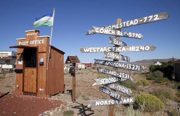 Cộng hòa Molossia thành lập năm 1999, bao gồm chỉ duy nhất ngôi nhà rộng 1 mẫu Anh của Baugh ở Nevada. Baugh miêu tả đất nước mình với cụm từ kỳ quoặc “Cộng hòa Chuyên chế Chuối”. Molosia mặc dù chưa hề được công nhận nhưng lại có rất nhiều hiệp ước với những tiểu quốc gia khác. 