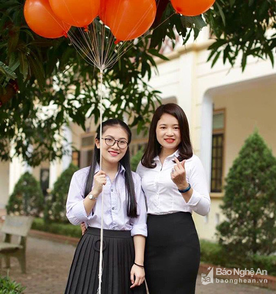 Hồng An và cô giáo chủ nhiệm Nguyễn Thị Kiều Hoa. Ảnh: NVCC