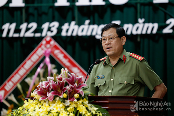 Giám đốc Công an tỉnh - Nguyễn Hữu Cầu giải trình về tình hình tội phạm và giải tỏa hành lang an toàn giao thông. Ảnh: Đức Anh