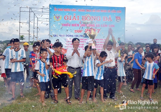 Kết quả, giải Nhất thuộc về thôn đội bóng Thiếu niên Hạ Du, giải Nhì thuộc về đội bóng Thiếu niên bản Cẩm Hòa và đội bóng thiếu niên bản Kẻ May nhận giải Ba.  Ảnh: Công Kiên